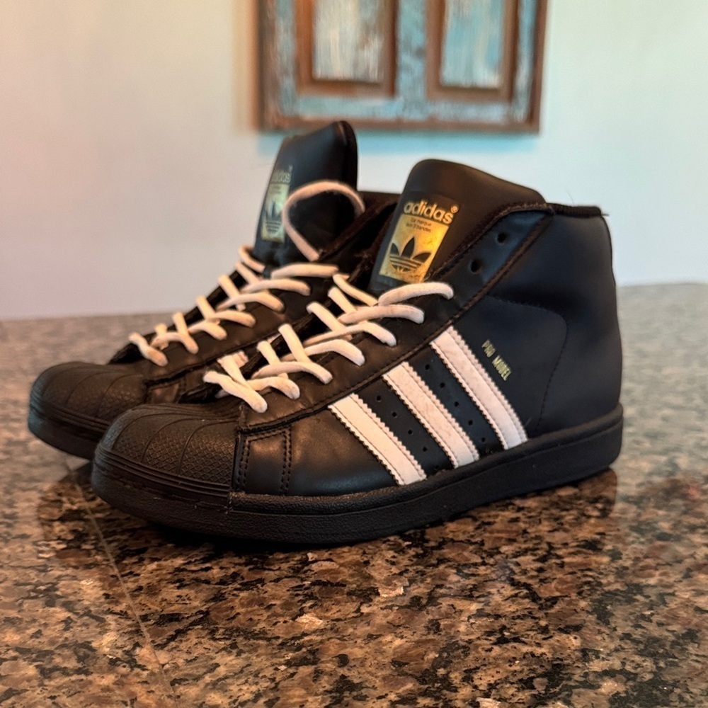 Adidas unisex pro model Black and White gold accent High-Tops EUC M5 W 7